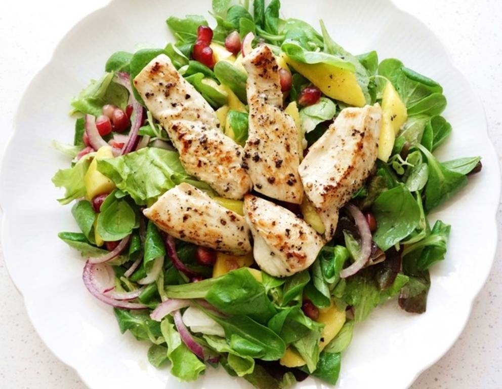 Putenstreifen auf Blattsalat mit Mango und Orangen-Senf-Dressing Putenstreifen auf Blattsalat mit Mango und Orangen-Senf-Dressing