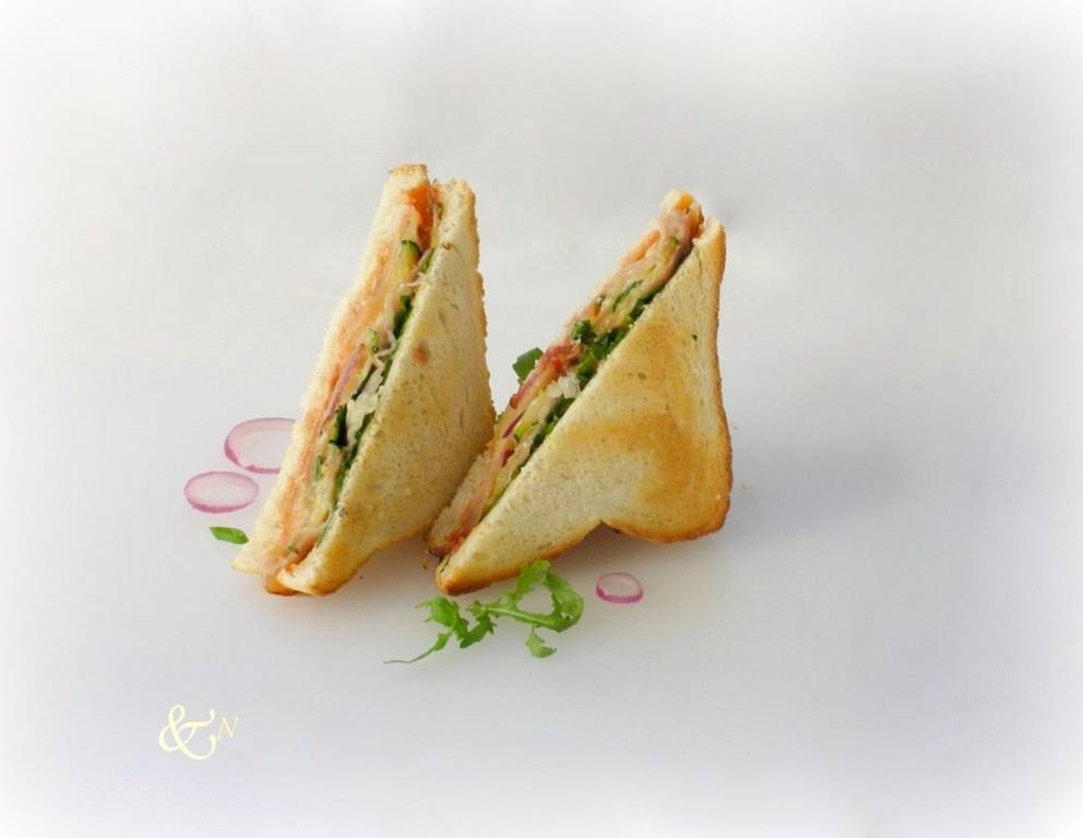 Schinken-Käsetoast mit Zucchini und Rucola Schinken-Käsetoast mit Zucchini und Rucola