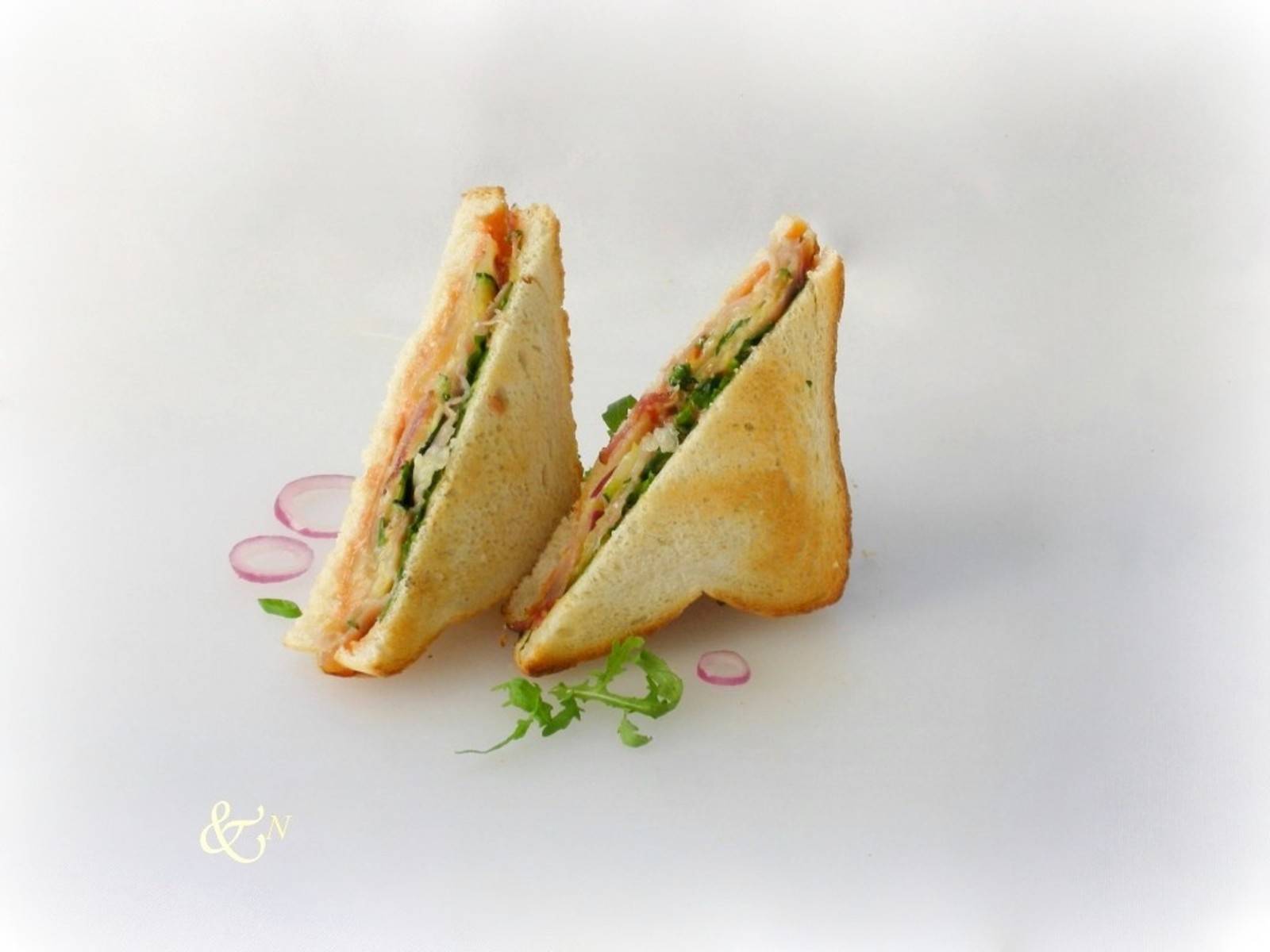 Schinken-Käsetoast mit Zucchini und Rucola Rezept - ichkoche.de Schinken-Käsetoast mit Zucchini und Rucola Rezept - ichkoche.de