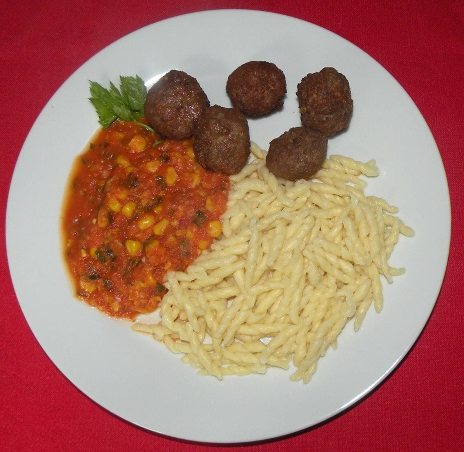 Fleischbällchen mit Gemüsesoße und Nudeln Rezept - ichkoche.de