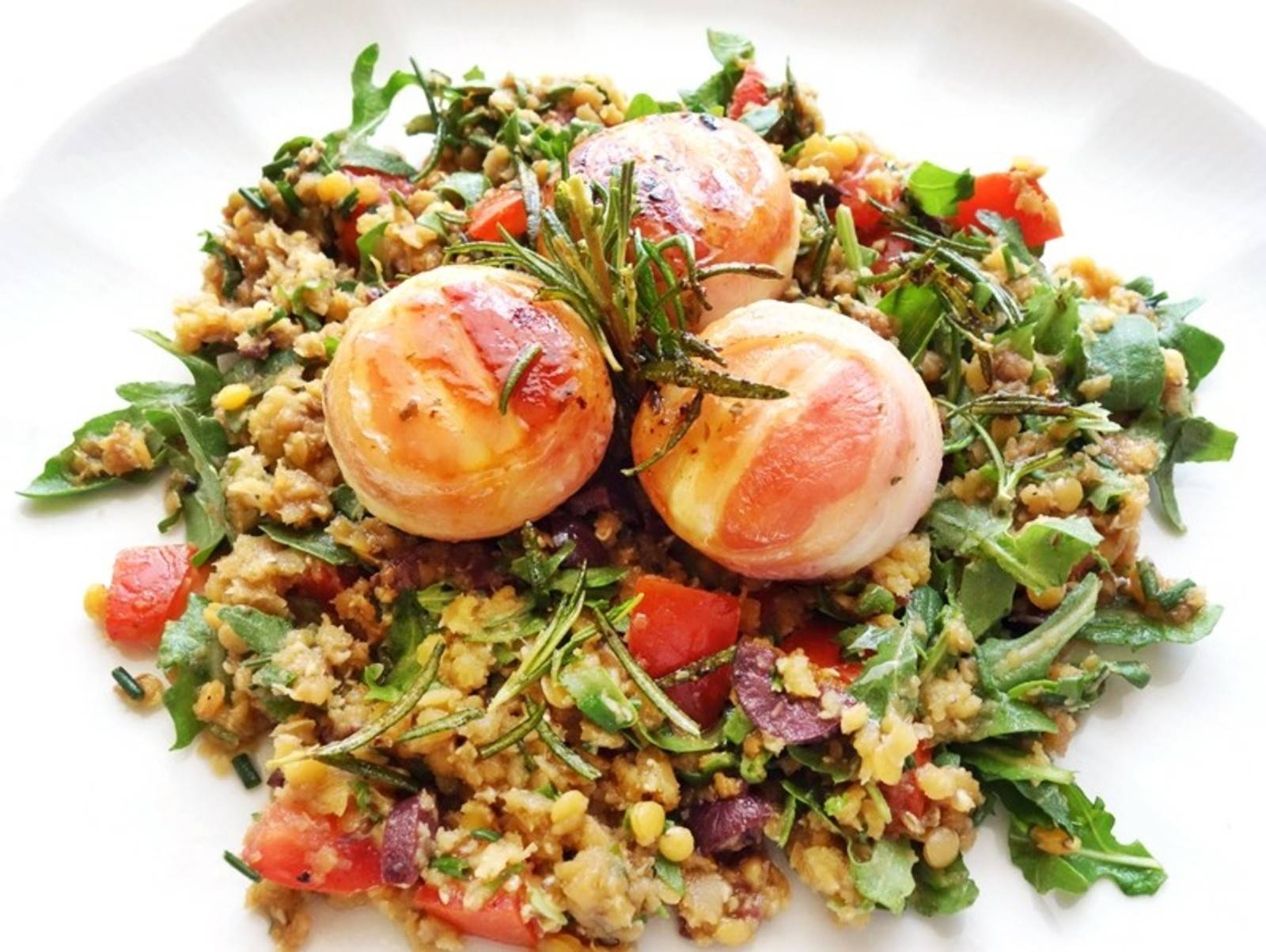 Ziegenfrischkäse im Speckmantel auf buntem Linsensalat Rezept - ichkoche.ch