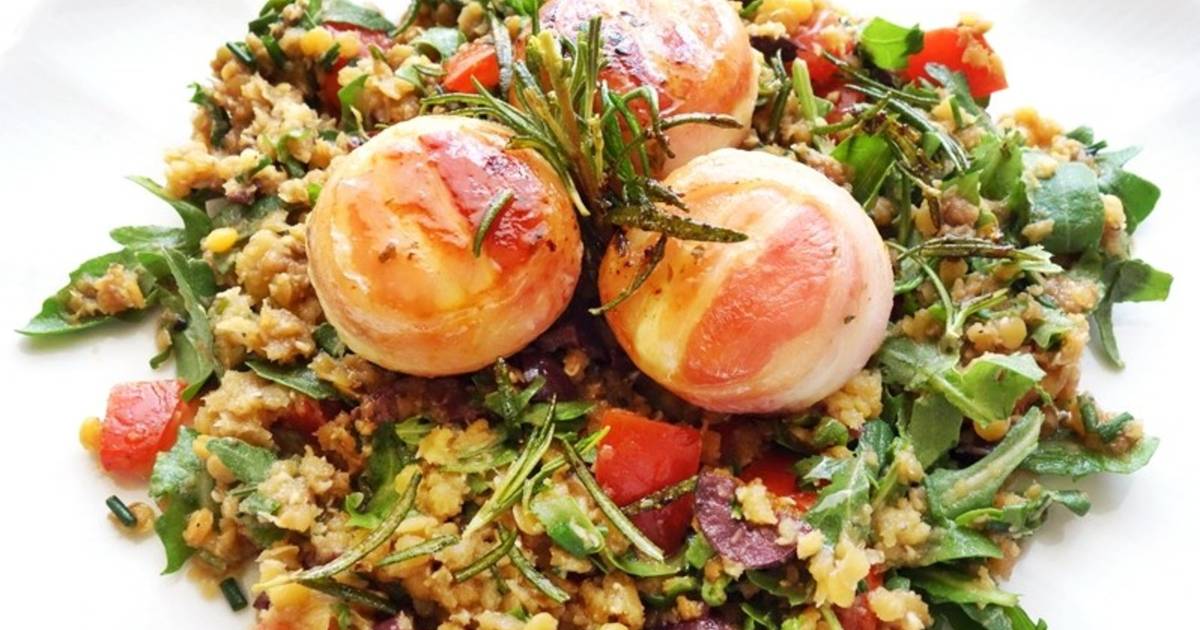 Ziegenfrischkäse im Speckmantel auf buntem Linsensalat Rezept - ichkoche.de