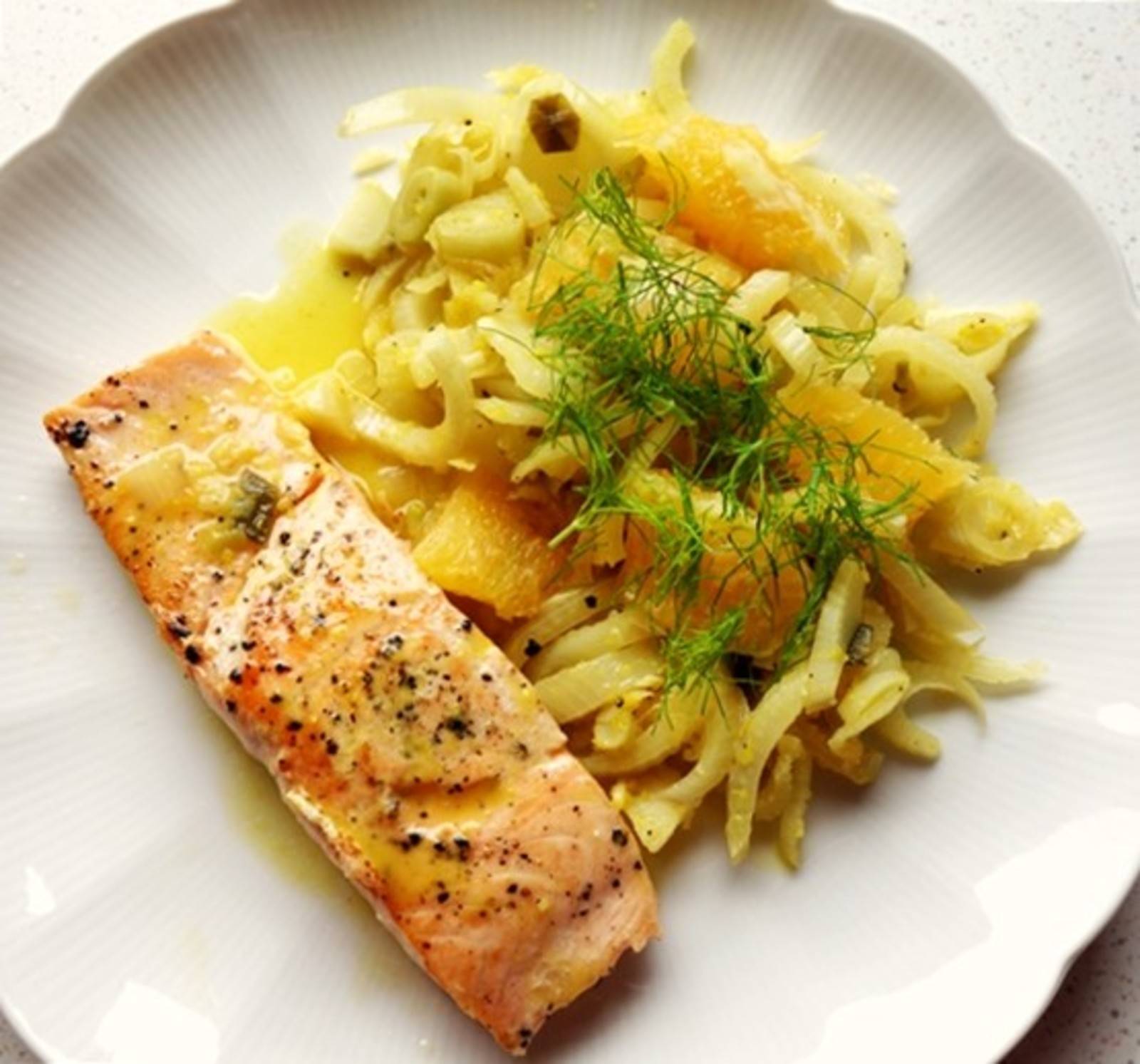 Lachsfilet an Fenchel-Orangen-Gemüse