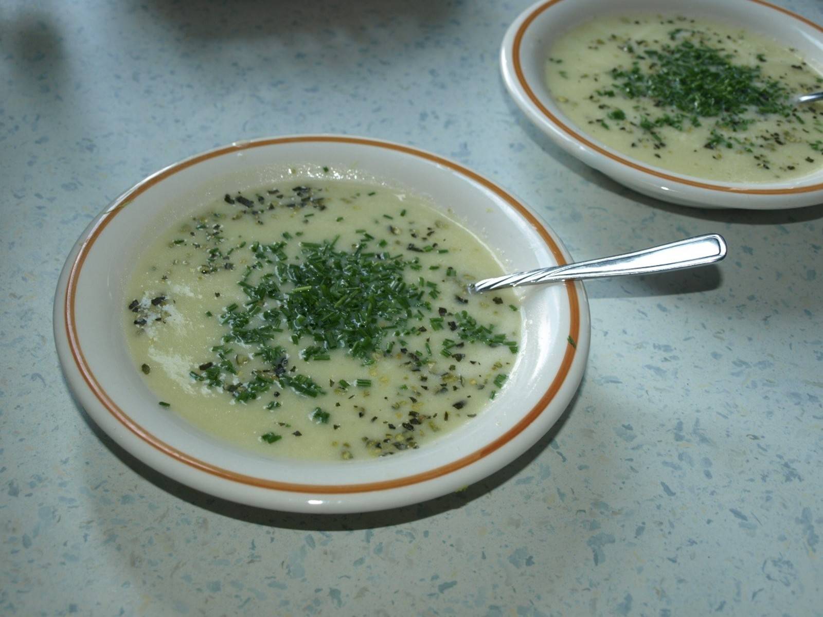 Zucchinicremesuppe mit Currykraut Rezept - ichkoche.de Zucchinicremesuppe mit Currykraut Rezept - ichkoche.de