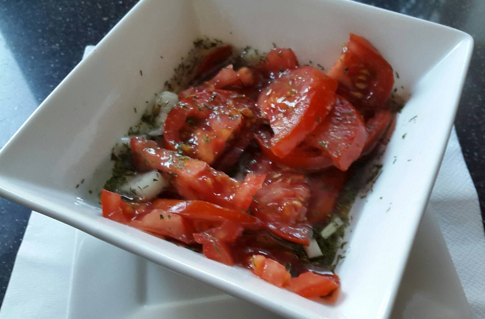 Tomatensalat mit Dill Rezept - ichkoche.ch