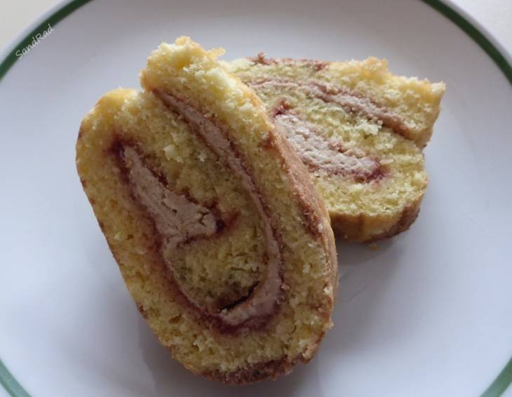 Biskuitroulade mit Bananentopfencreme und Marmelade