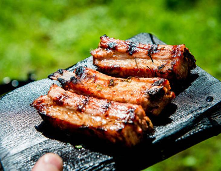 Asiatische BBQ Ribs mit Erdnüssen und Jungzwiebel