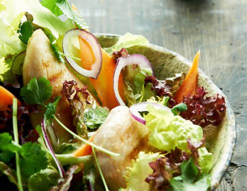 Bunter Salat mit scharfen Putenstreifen Rezept