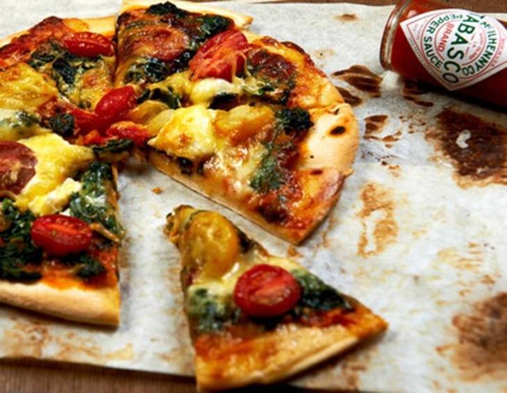 Pizza mit aufgeschlagenem Ei Pizza mit aufgeschlagenem Ei