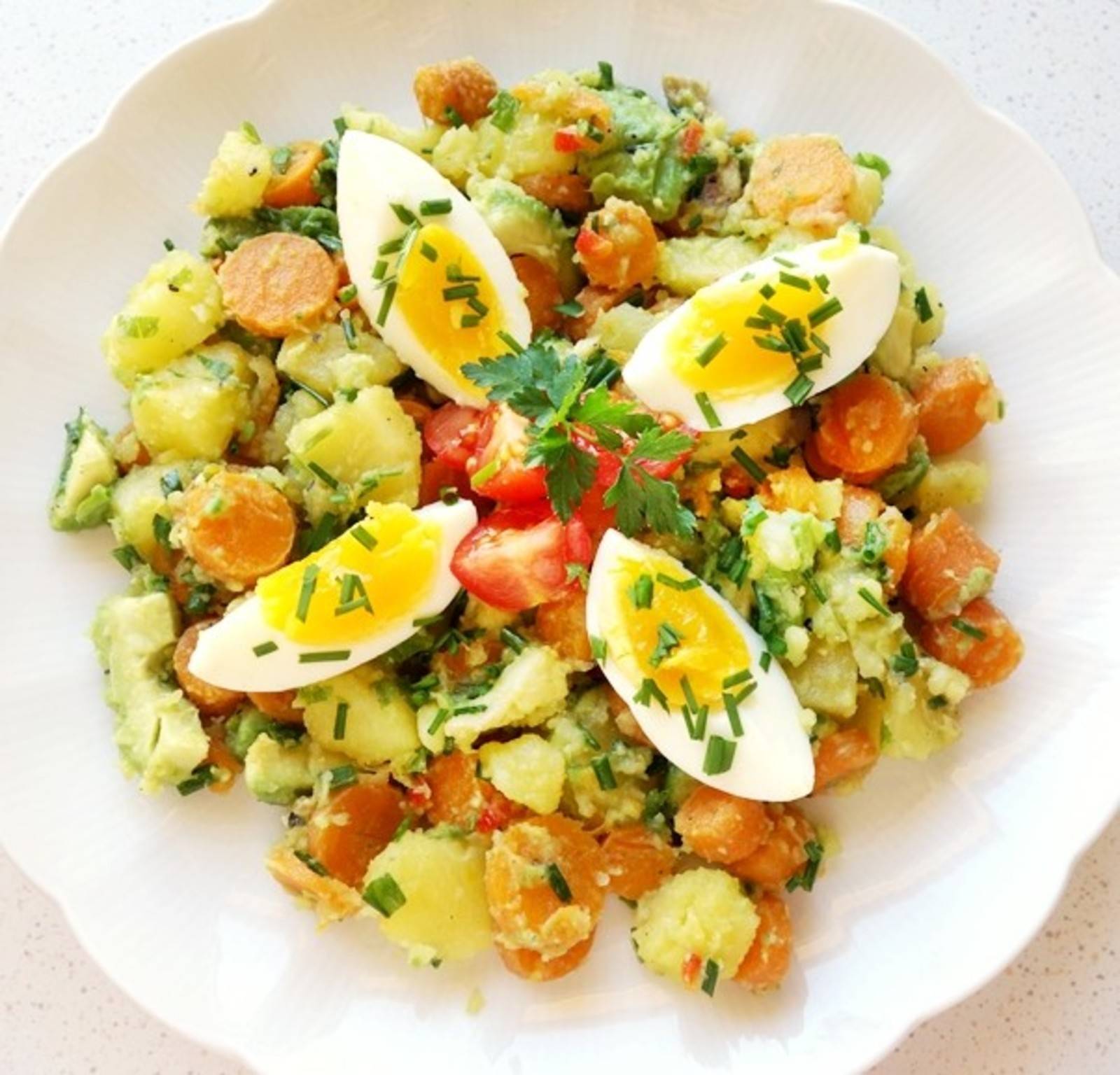 Lauwarmer Kartoffel-Karotten-Salat mit Avocado und Ei Rezept - ichkoche.at