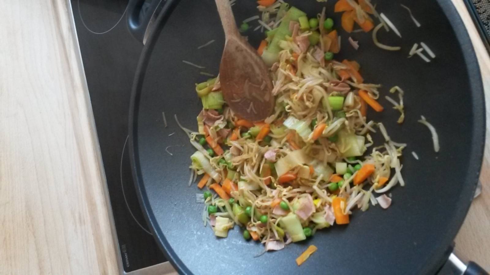 Buntes Wok-Gemüse mit Schinken Rezept - ichkoche.de