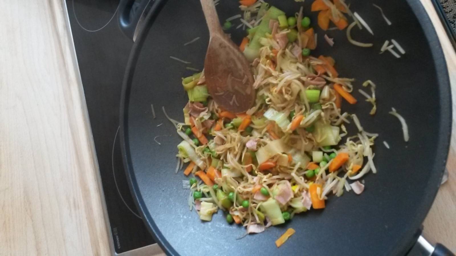 Buntes Wok-Gemüse mit Schinken