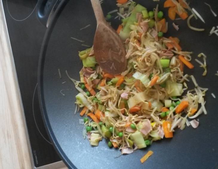 Buntes Wok-Gemüse mit Schinken