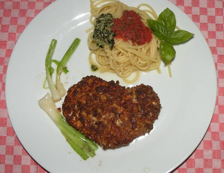 Kotelett mit Scharzbrotbrösel-Parmesan-Panier Kotelett mit Scharzbrotbrösel-Parmesan-Panier