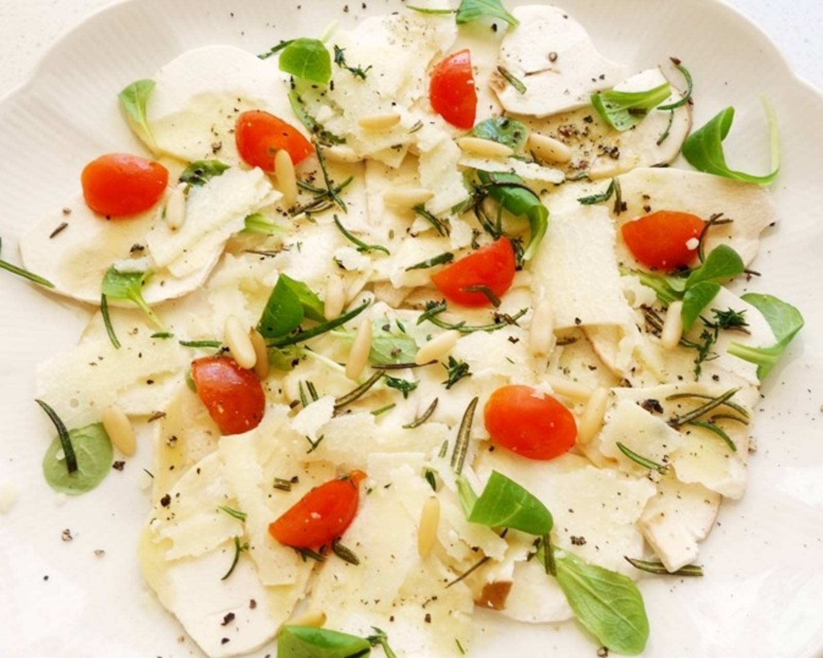 Steinpilz Carpaccio mit Parmesan und Knusper-Rosmarin