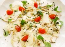 Steinpilz Carpaccio mit Parmesan und Knusper-Rosmarin Steinpilz Carpaccio mit Parmesan und Knusper-Rosmarin