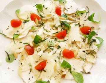 Steinpilz Carpaccio mit Parmesan und Knusper-Rosmarin Steinpilz Carpaccio mit Parmesan und Knusper-Rosmarin