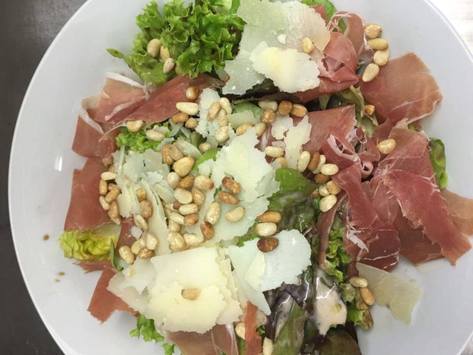 Salat mit Parmaschinken Rezept - ichkoche.de Salat mit Parmaschinken Rezept - ichkoche.de