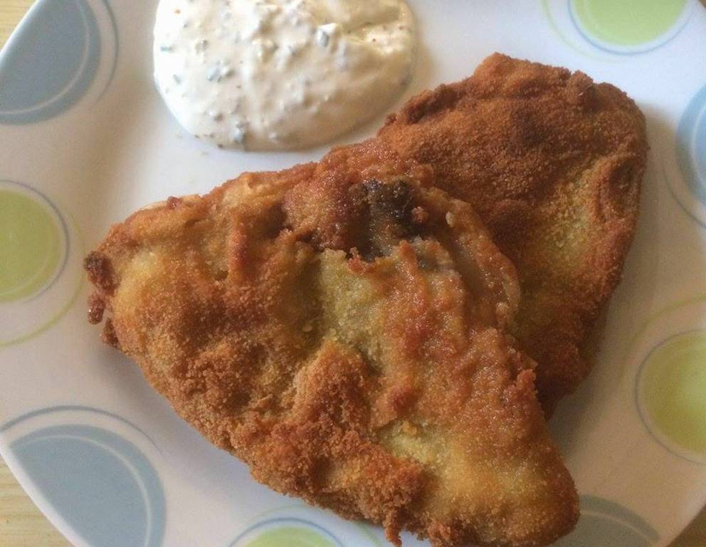 Panierte Parasolpilze mit Sauerrahm-Knoblauch Sauce Panierte Parasolpilze mit Sauerrahm-Knoblauch Sauce