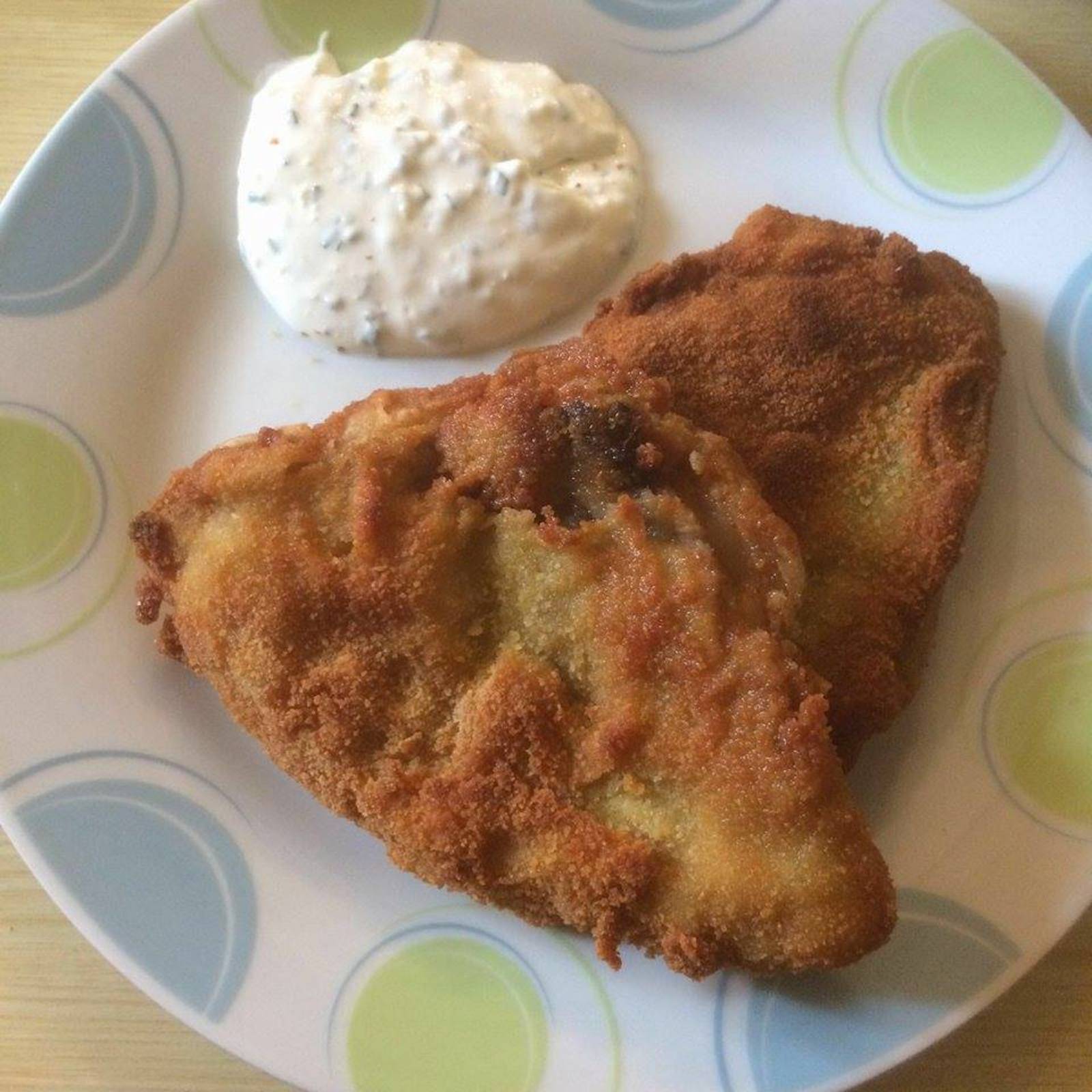 Panierte Parasolpilze mit Sauerrahm-Knoblauch Sauce Rezept - ichkoche.de Panierte Parasolpilze mit Sauerrahm-Knoblauch Sauce Rezept - ichkoche.de