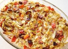 Weißkraut-Kartoffel-Auflauf mit Tomaten und Cabanossi Weißkraut-Kartoffel-Auflauf mit Tomaten und Cabanossi