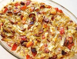 Weißkraut-Kartoffel-Auflauf mit Tomaten und Cabanossi Weißkraut-Kartoffel-Auflauf mit Tomaten und Cabanossi