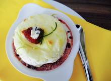 Erdbeer-Soufflé mit Schimmelkäse und Erdbeer-Pfeffer-Sauce Erdbeer-Soufflé mit Schimmelkäse und Erdbeer-Pfeffer-Sauce