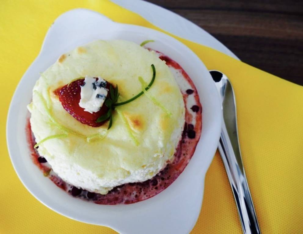 Erdbeer-Soufflé mit Schimmelkäse und Erdbeer-Pfeffer-Sauce Erdbeer-Soufflé mit Schimmelkäse und Erdbeer-Pfeffer-Sauce