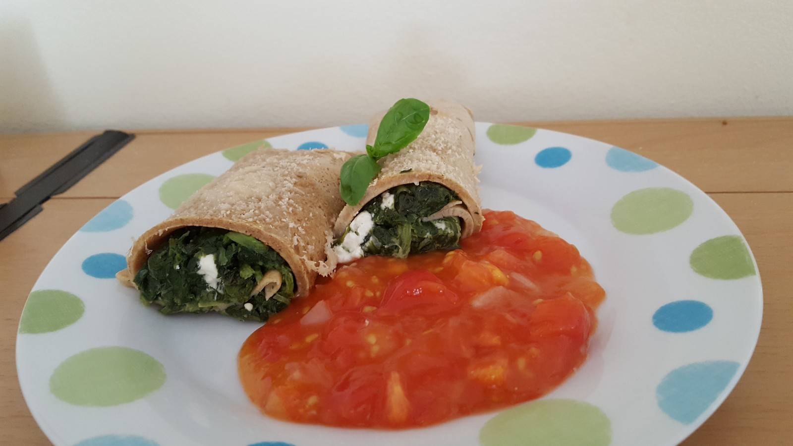 Buchweizen-Spinat-Palatschinken mit Tomaten-Basilikum-Soße