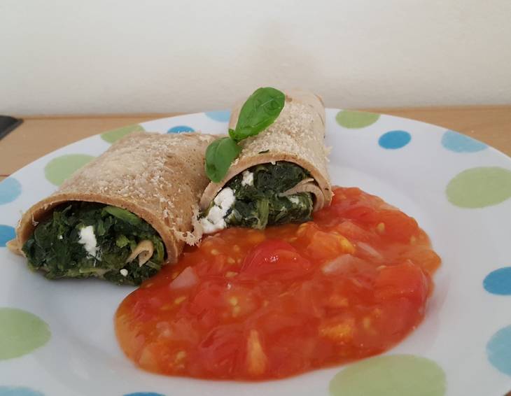 Buchweizen-Spinat-Palatschinken mit Tomaten-Basilikum-Soße Buchweizen-Spinat-Palatschinken mit Tomaten-Basilikum-Soße