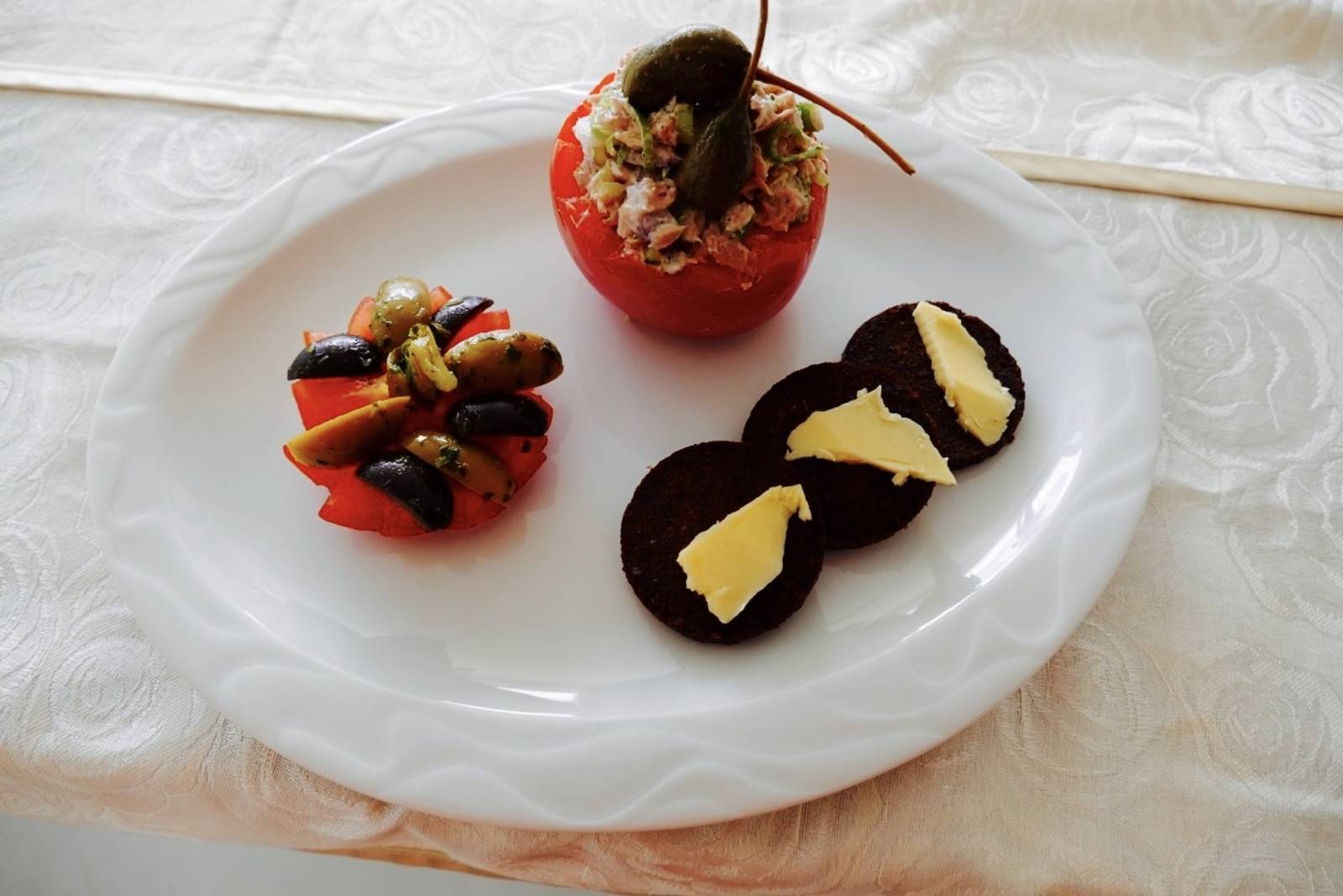 Gefüllte Tomate mit Thunfisch-Olivensalat