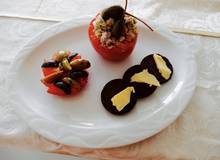 Gefüllte Tomate mit Thunfisch-Olivensalat