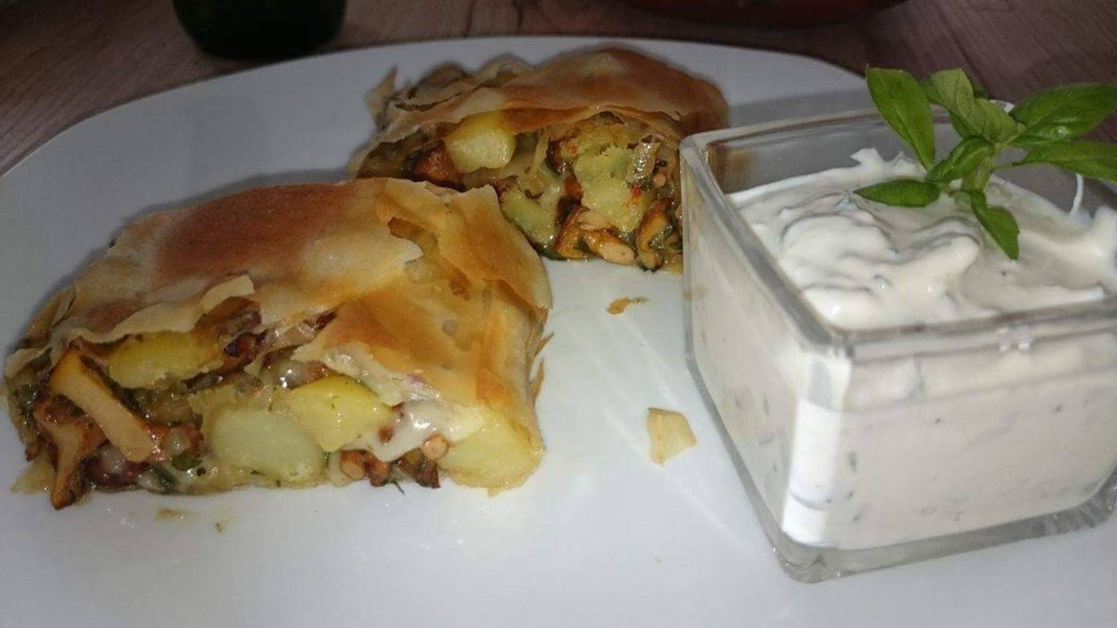 Eierschwammerl-Kartoffelstrudel mit Dip