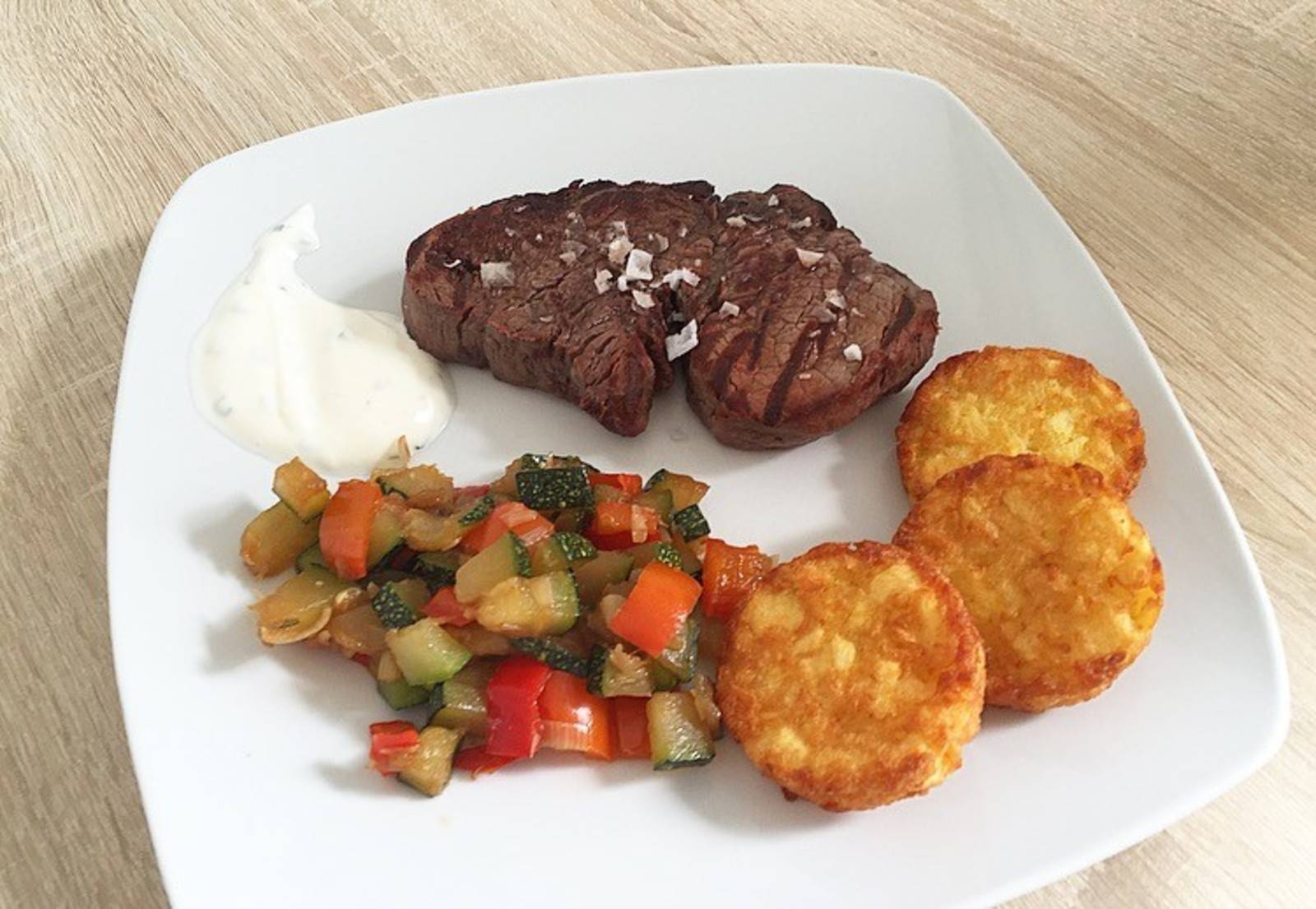 Ochsensteak mit Zucchini-Gemüse und Rösti