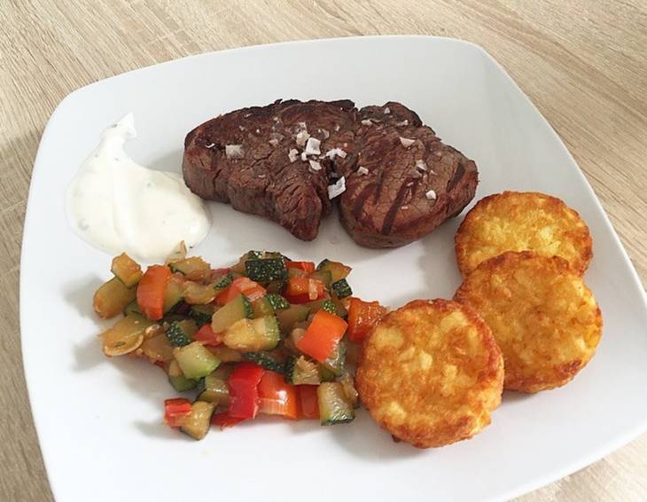 Ochsensteak mit Zucchini-Gemüse und Rösti