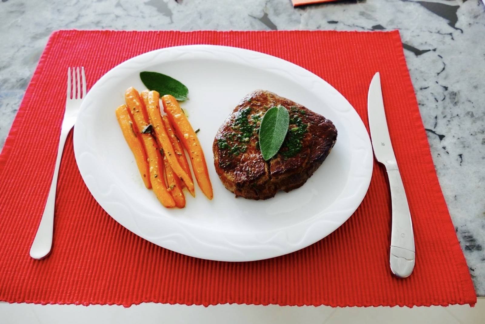 Filetsteak mit Salbei-Karotten