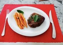Filetsteak mit Salbei-Karotten Filetsteak mit Salbei-Karotten