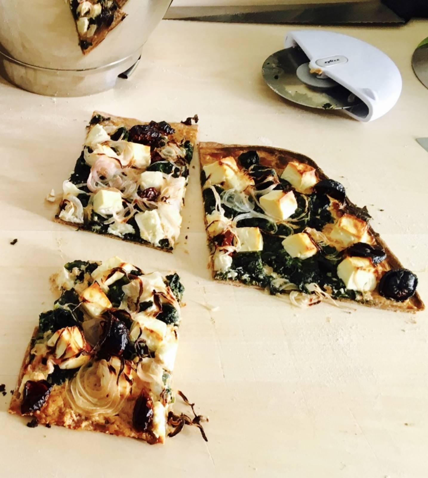 flammkuchen mit spinat und lachs