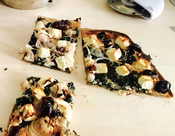 Flammkuchen mit Spinat und Feta