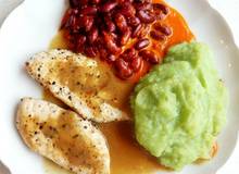Hühnerfilet mit Erdäpfel-Petersilpüree und Paprika-Kidneybohnen Hühnerfilet mit Erdäpfel-Petersilpüree und Paprika-Kidneybohnen