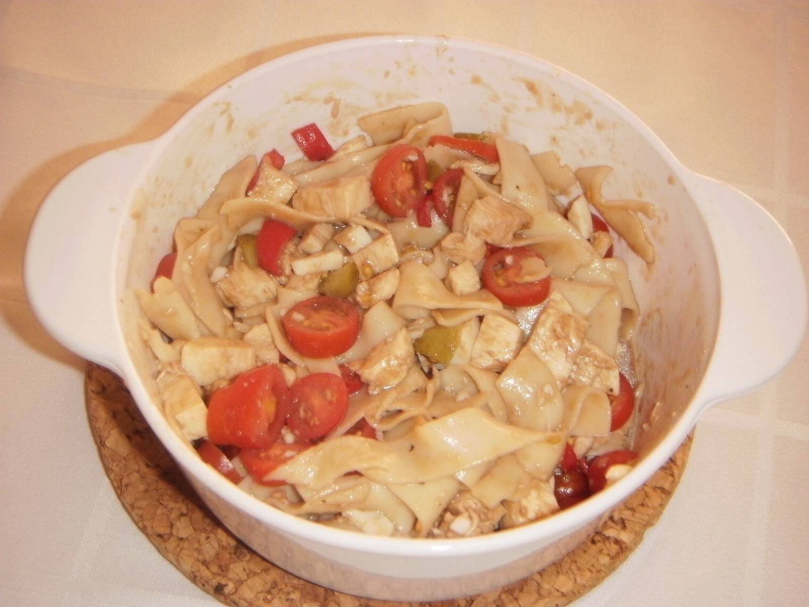 Nudelsalat mit Dattelcherrytomaten und Mozzarella