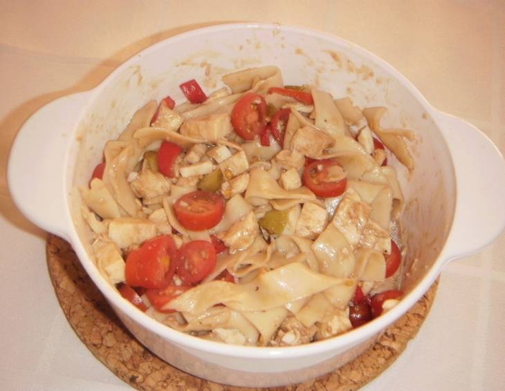 Nudelsalat mit Dattelcherrytomaten und Mozzarella Nudelsalat mit Dattelcherrytomaten und Mozzarella