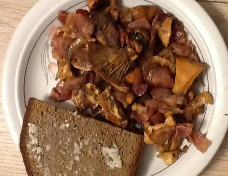 Reizker gebraten mit getoastetem Knoblauchbrot Reizker gebraten mit getoastetem Knoblauchbrot