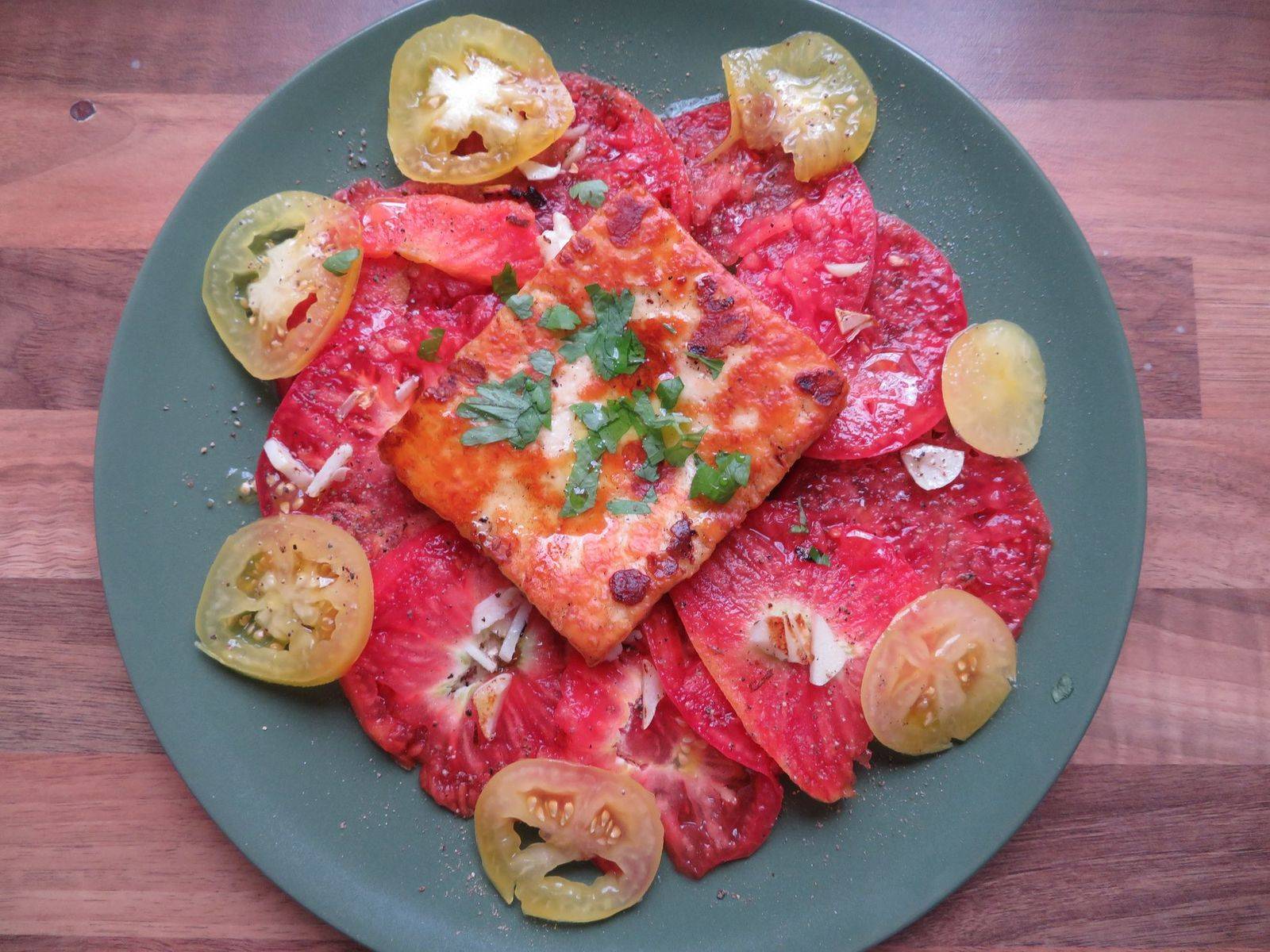 Tomatencarpaccio mit Grillkäse