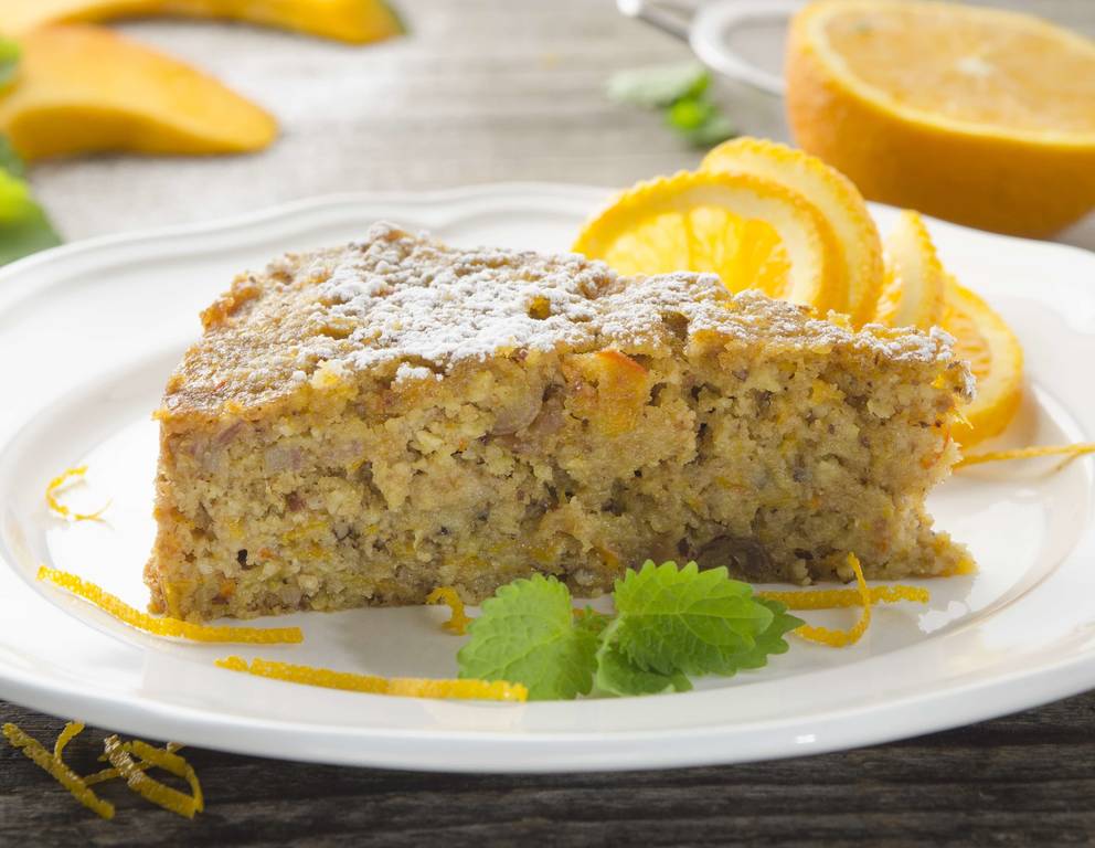 Getränkter Dinkelgrießkuchen mit Apfel, Kürbis & Datteln Getränkter Dinkelgrießkuchen mit Apfel, Kürbis & Datteln