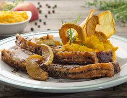Gewürzkrusten-Braten mit Erdäpfel-Kürbispüree und glacierten Balsamico-Äpfeln Gewürzkrusten-Braten mit Erdäpfel-Kürbispüree und glacierten Balsamico-Äpfeln