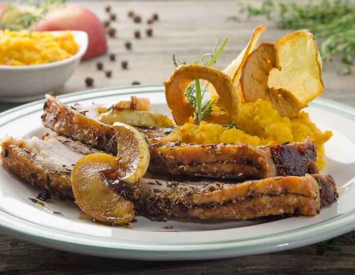 Gewürzkrusten-Braten mit Erdäpfel-Kürbispüree und glacierten Balsamico-Äpfeln Gewürzkrusten-Braten mit Erdäpfel-Kürbispüree und glacierten Balsamico-Äpfeln