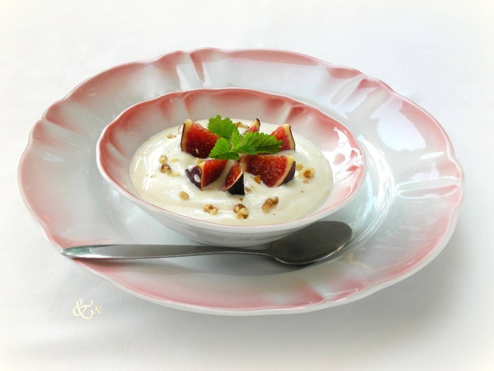 Feigen auf Joghurt mit karamellisierten Walnüssen Rezept - ichkoche.de Feigen auf Joghurt mit karamellisierten Walnüssen Rezept - ichkoche.de