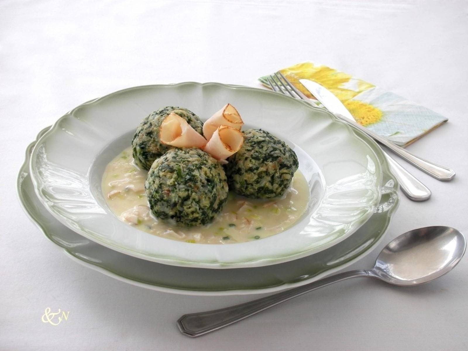 Spinatknödel mit Schinkensauce