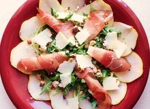 Birnencarpaccio mit Rucola und Rohschinken Birnencarpaccio mit Rucola und Rohschinken